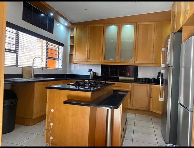 5 BEDROOM HOUSE FOR SALE IN GLENVISTA